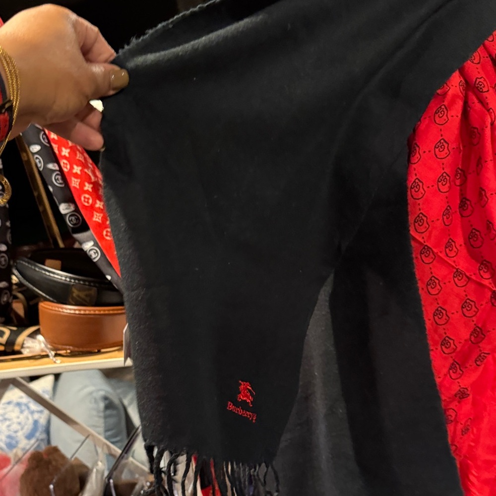 Burberry Black Men's Scarf with Red Logo - Picture 6 of 6